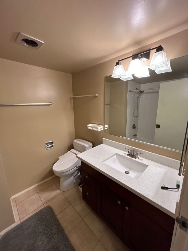 Building Photo - Fantastic 2 Bed 2 Bath Condo in the U Dist...