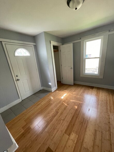 Building Photo - 513 4th Ave NW