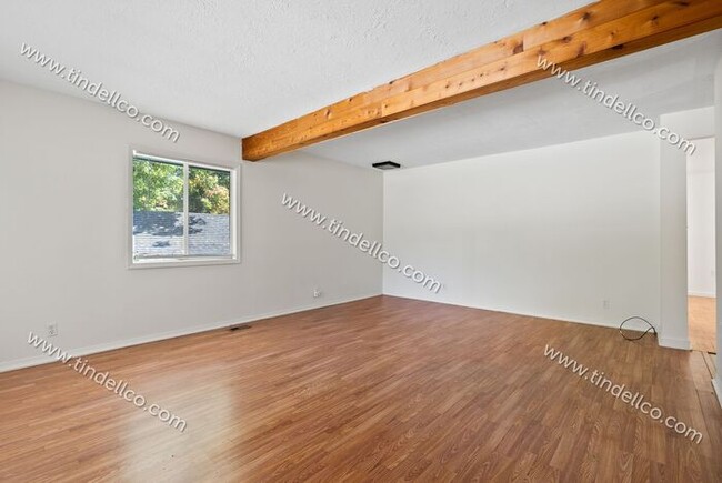 Building Photo - Darling Two Bedroom With Large Fenced Yard, Quick Access to Jackson Middle School and I5.