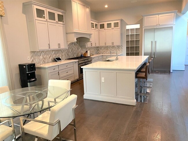 Building Photo - 4642 Devon St