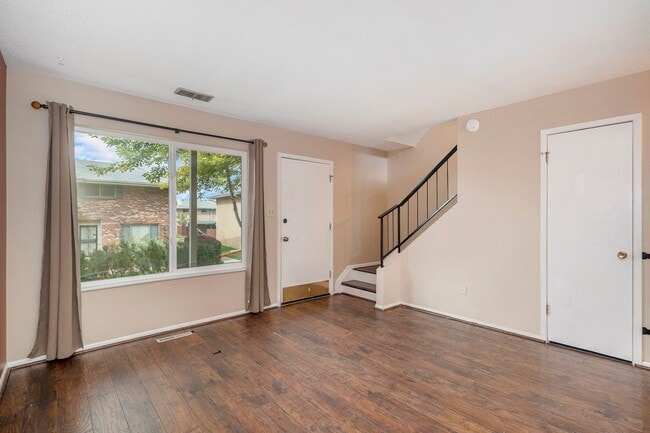 Building Photo - Spacious 2 bedroom home in the heart of Ha...