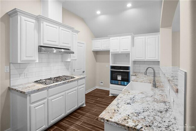 Building Photo - 30 Westcave Falls Ln
