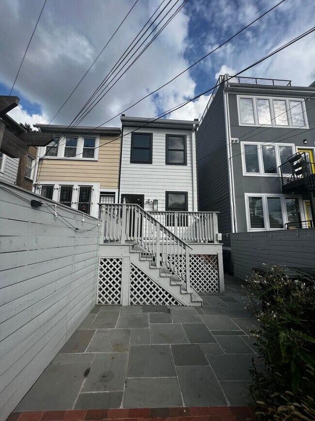 Building Photo - Lavish 5 BR/4 BA Townhome in Petworth!