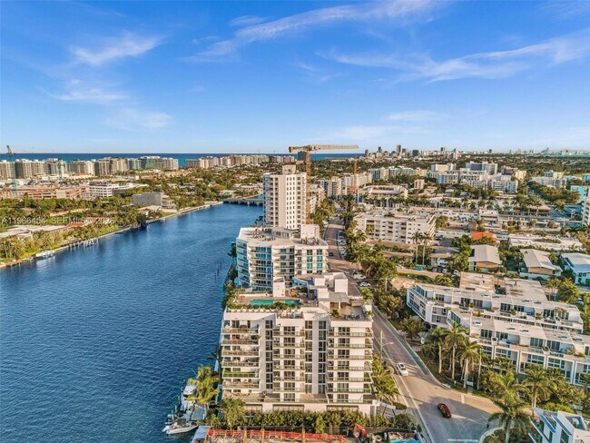 Building Photo - 9901 E Bay Harbor Dr