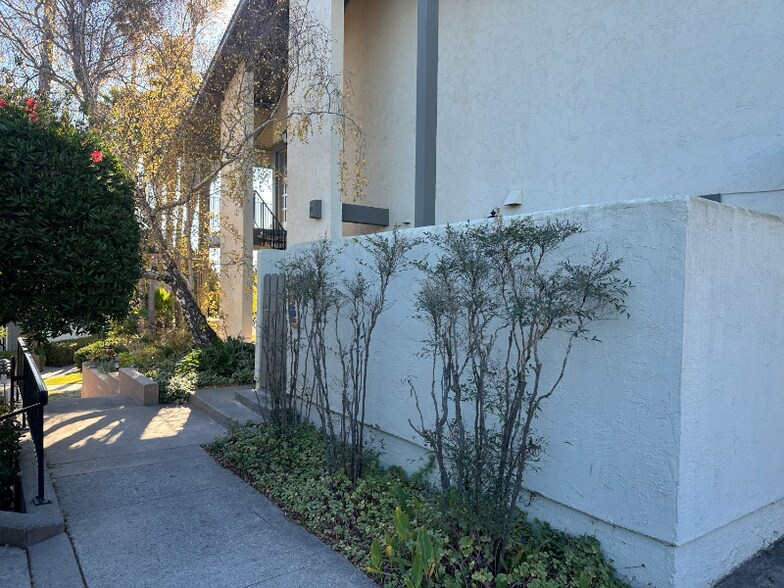 Building Photo - 1750 Prefumo Canyon Rd