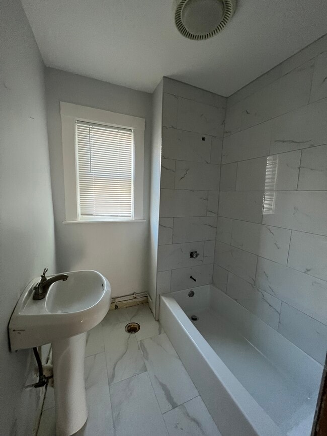 Building Photo - 120 Lowell St