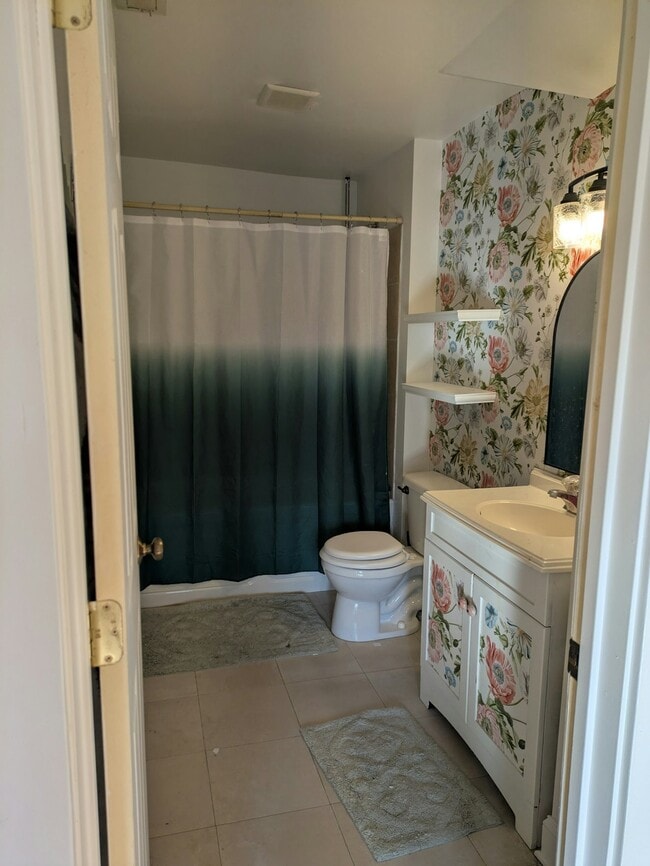 Building Photo - 705 E State St