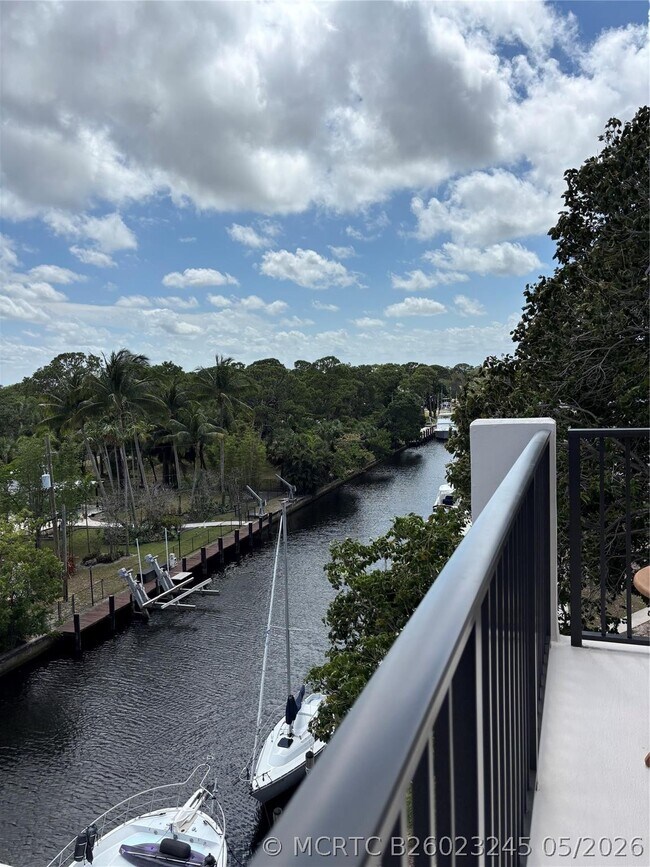 Building Photo - 900 River Reach Dr