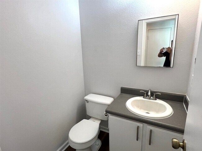 Building Photo - 2423 Glen Field Dr