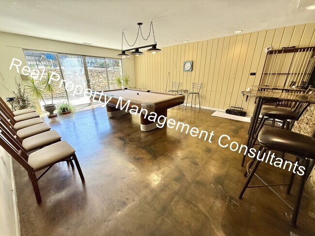 Building Photo - Beautiful Condo on the Plaza with City Vie...