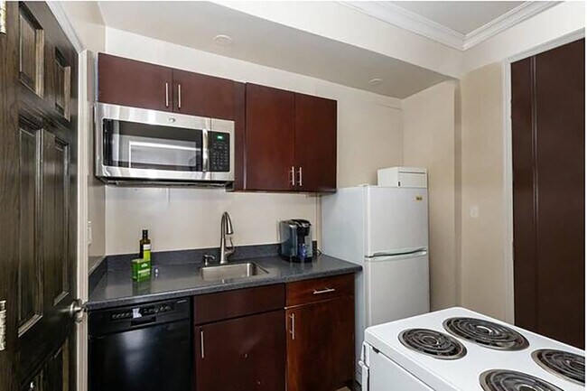 Building Photo - 325 W 57th St