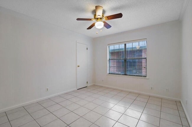 Building Photo - 318 Columbine St