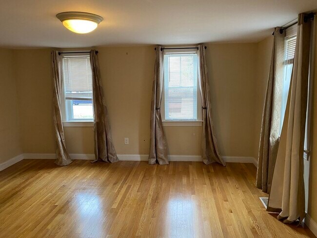 Building Photo - 84 Lake Rd