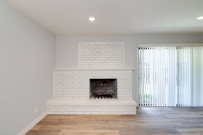 Building Photo - AVAILABLE NOW! GORGEOUS 3 BEDROOM HOME!