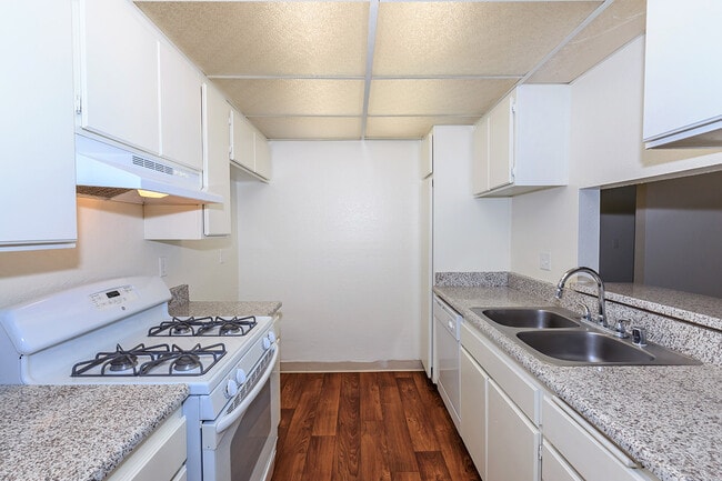 Building Photo - Carlyle Square Apartment Homes
