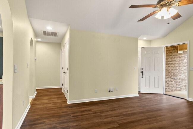 Building Photo - Nice 3 Bed 2 Bath Available Now! Book Your Tour Today!