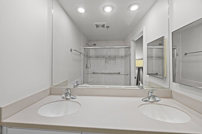 Building Photo - Available now. Awesome 1 BR/1.5 BA Apartme...