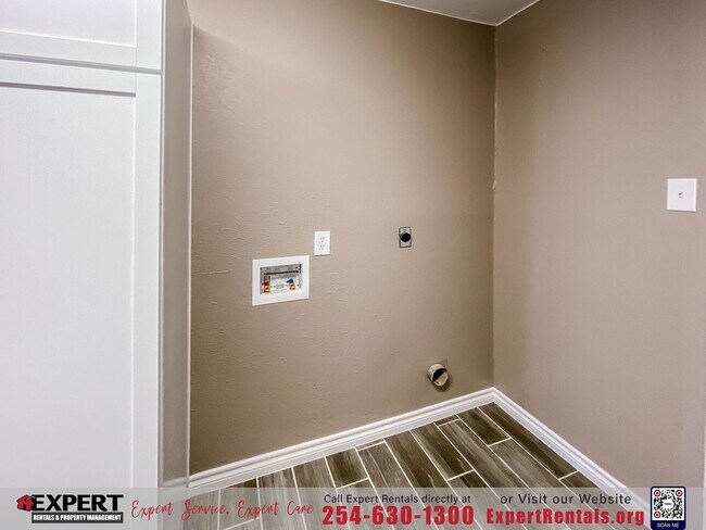 Building Photo - 2 bedroom/ 1 bath with one car garage.