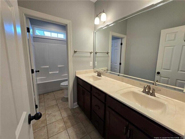 Building Photo - Rental in gated Gates Four!