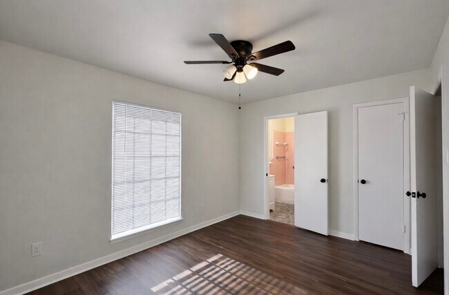 Building Photo - 205 E Crestmont Dr