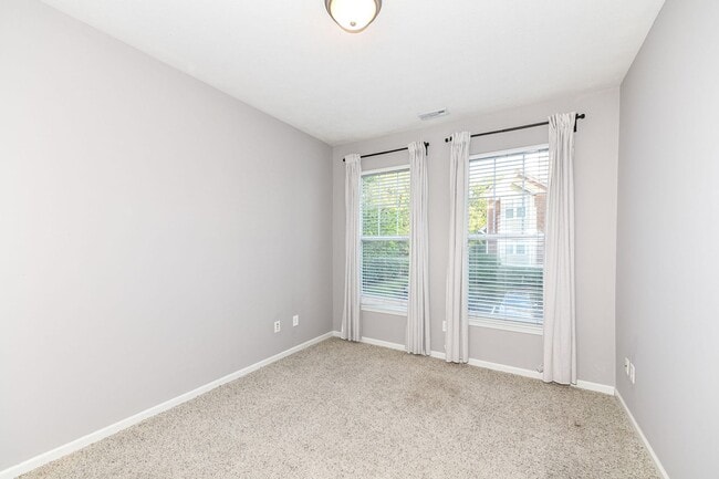 Building Photo - 2 Bed 2 Bath Townhome in Broad Ripple! Nature Trails!