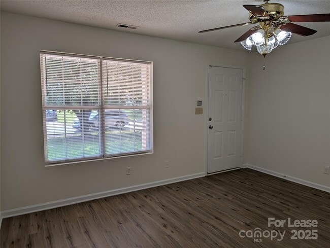 Building Photo - 610 Pennwood Ln