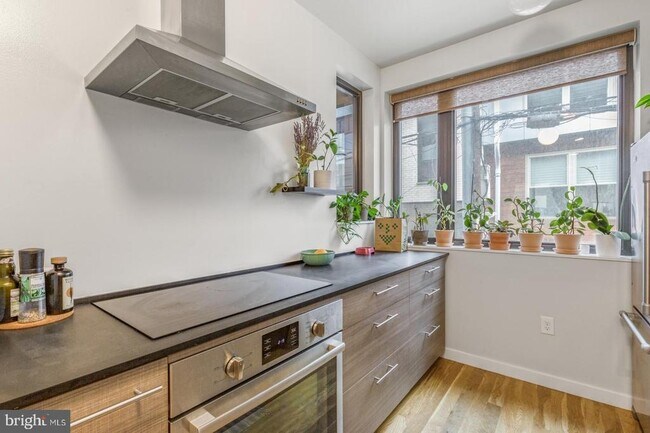 Building Photo - 1306 Hope St