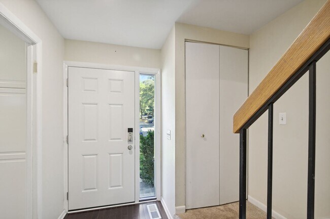 Building Photo - Reston-Renovated 3 BR / 2 BA / 2 1/2 BA En...