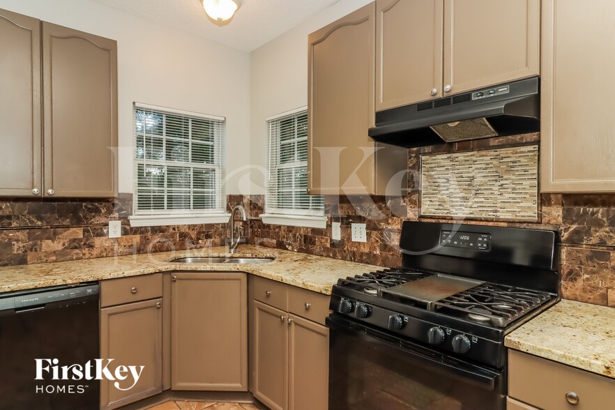 Building Photo - 1310 Invermere Dr SE