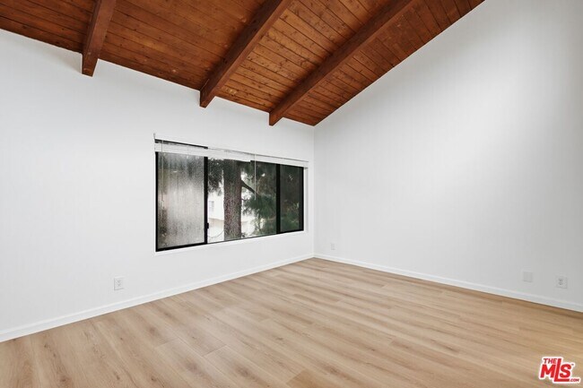Building Photo - 1423 S Bentley Ave