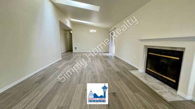 Building Photo - LUXURY DUPLEX RENTAL WITH SPACIOUS BACKYARD
