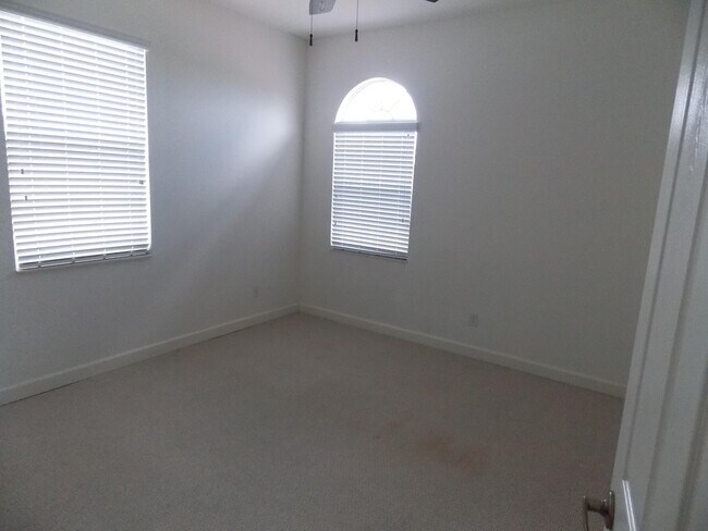 Building Photo - 323 NW Sheffield Cir