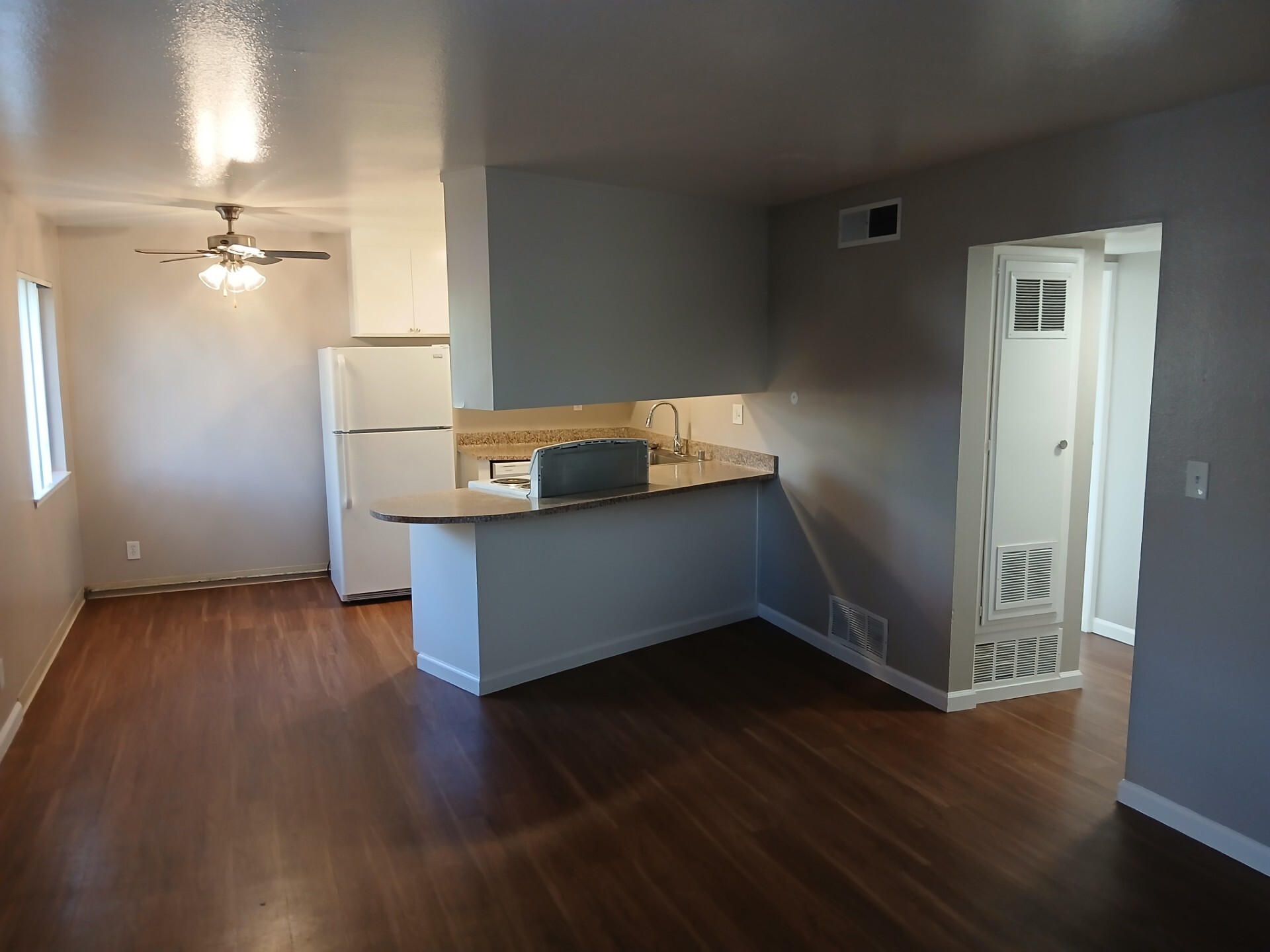 Unit #31_ open floor plan_ beautiful wood flooring_ open dining room_ central a/c_ very spacious - River Park Vista Apartments