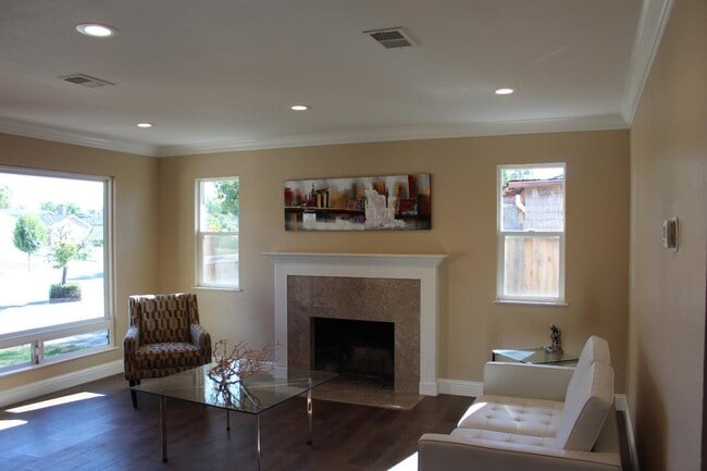 Building Photo - 1376 Bouret Dr