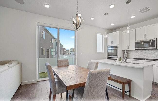 Building Photo - Cute 4-Bedroom Home in Vineyard!