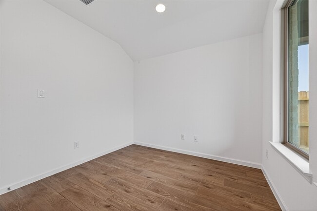 Building Photo - 5015 Bowen Pr Dr