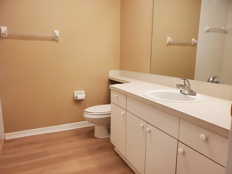 Building Photo - 4240 Central Sarasota Pky