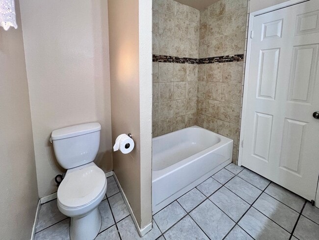 Building Photo - $1,595 Shields & Fowler, 3 Bedroom - E. Shields Ave #118, Fresno / Gated Community