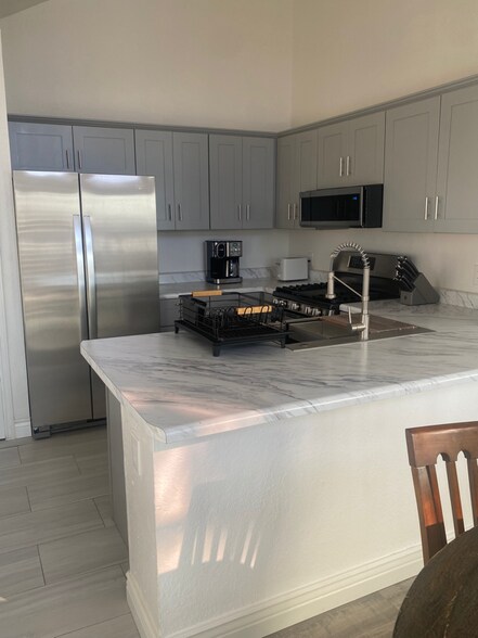 Building Photo - 895 Melville Ln