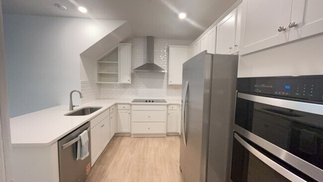 Building Photo - Luxury 3 Bedroom 2.5 Bath 2 car garage Townhome in the Gated Community of the Hammock