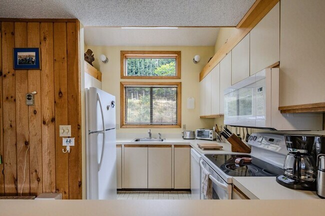 Building Photo - 135 Snowood Dr