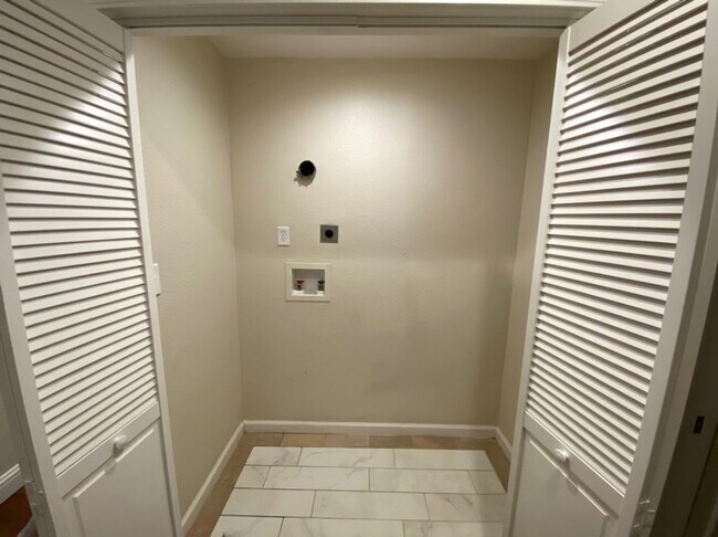 Building Photo - Upgraded 2 bedroom condo in a gated commun...