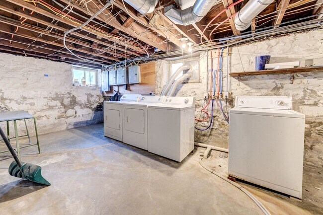 Building Photo - 4948-4948 Kemper Ave