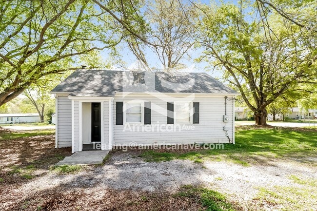 Building Photo - 305 River Dr