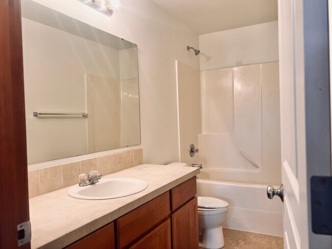 Building Photo - Enormous 4 Bed 2.5Bath + Bonus Room Great Lacey Neighborhood