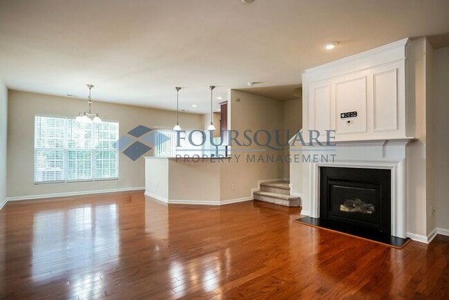 Building Photo - Spacious 3- Bed Townhome  With Back Patio ...