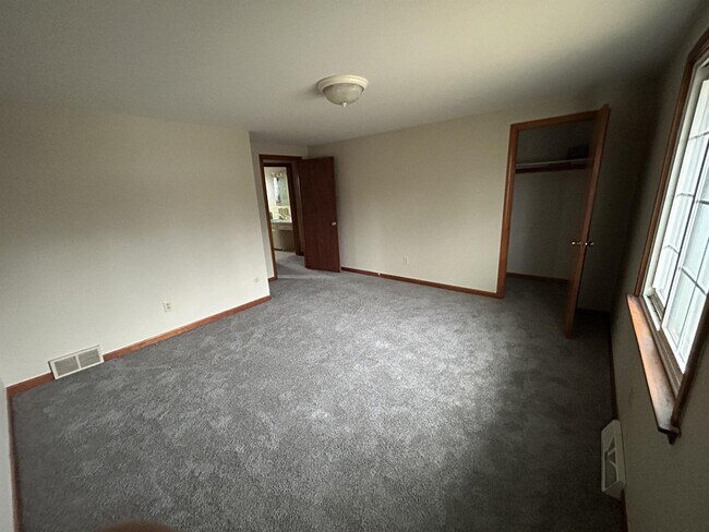 Building Photo - 34 Oakridge Dr