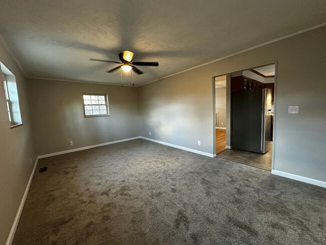 Building Photo - 3 bedroom/1.5 bath brick home for rent in ...