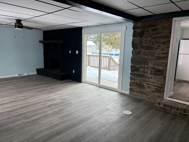 Building Photo - 1 Floor Living on 1/2 Acre, 4 Bedrooms/1 Bath, Garage-Dallastown SD