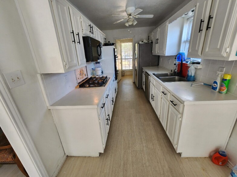 Building Photo - 2202 Shannon Ln